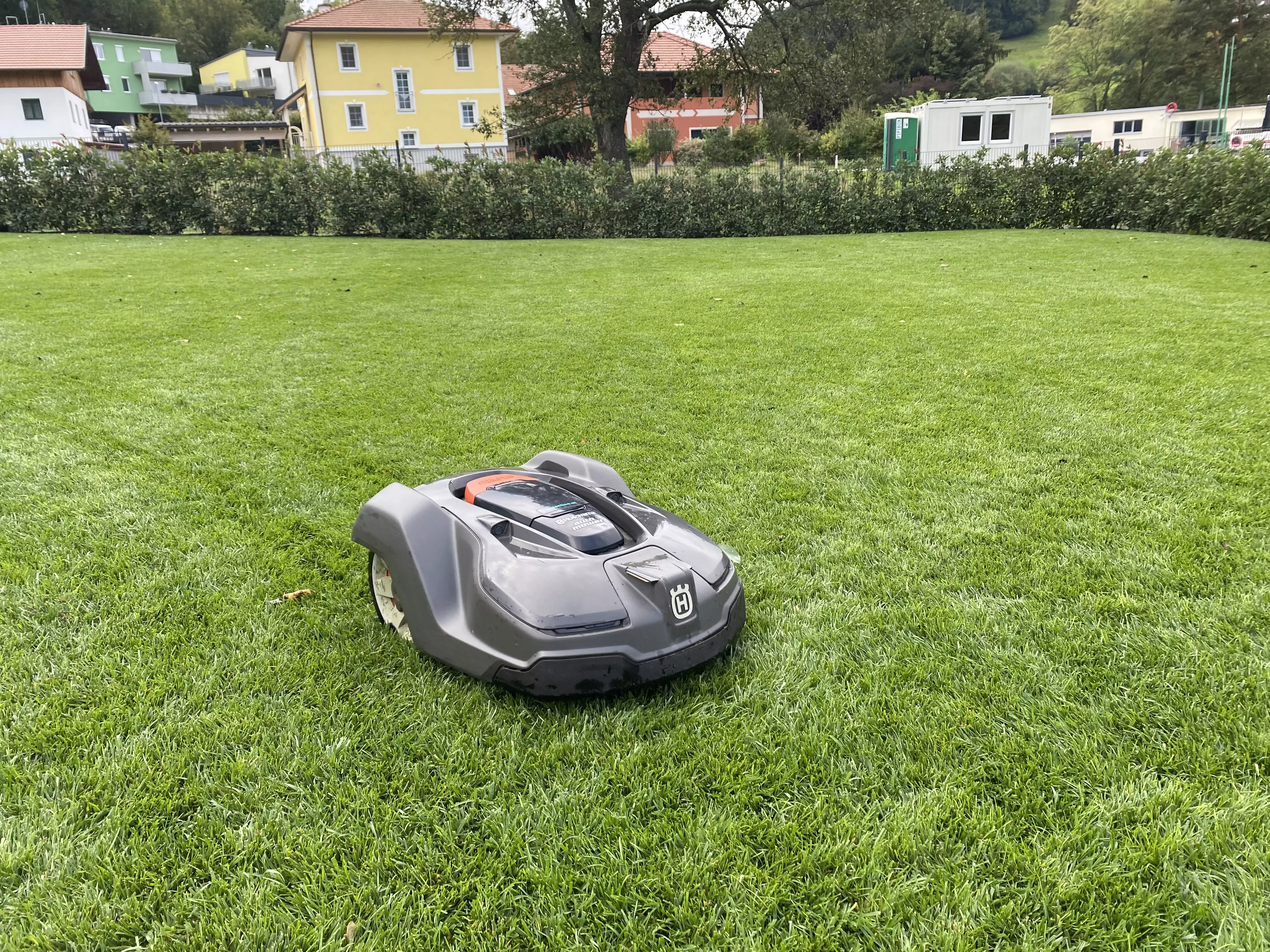 Intelligentes Husqvarna Automähen für komplexe, große Rasenflächen bis zu 3200 m² volskyi-garden.at