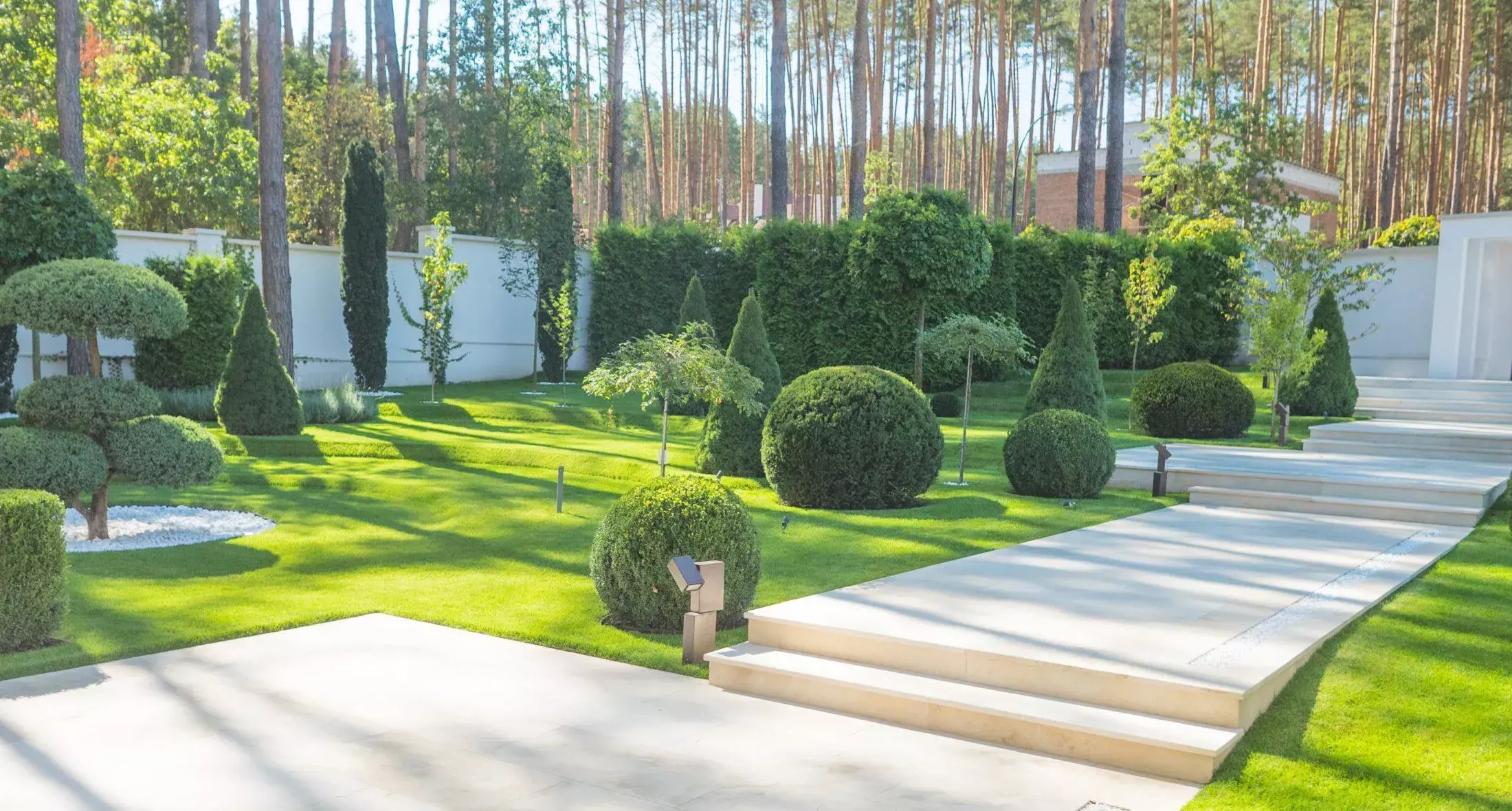 Rasen, Bewässerungssysteme, Zaun, Bäume, Sträucher