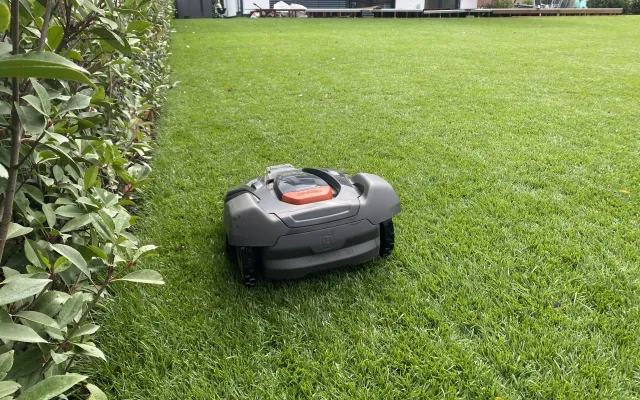 Intelligentes Husqvarna Automähen Nera für komplexe, große Rasenflächen bis zu 3200 m² volskyi-garden.at
